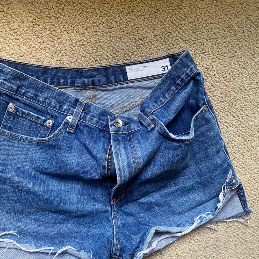 Rag & Bone Denim Shorts

Flattering side cut on bottom
EUC